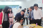 学校领导深入一线检查指导迎新工作